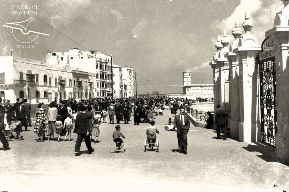The promenade approaching the Chalet gates, Sunday afternoon, the 1950s, L-Arkivji Nazzjonali